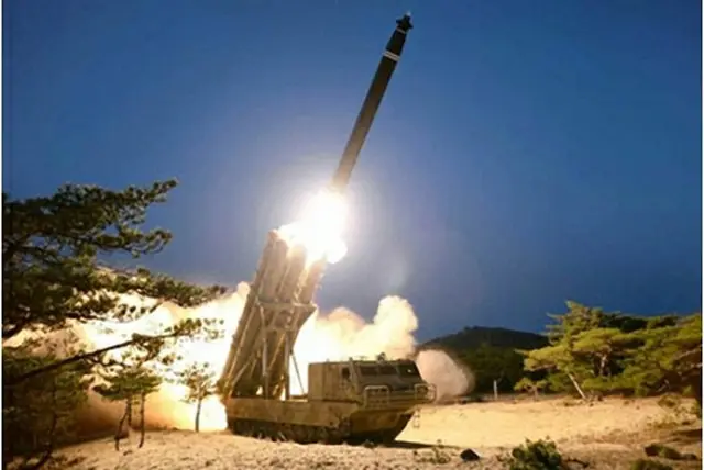 30日付の労働新聞に掲載された写真。同紙は「超大型放射砲」の試射が成功したと伝えた（同紙ホームページから）＝（聯合ニュース）≪転載・転用禁止≫