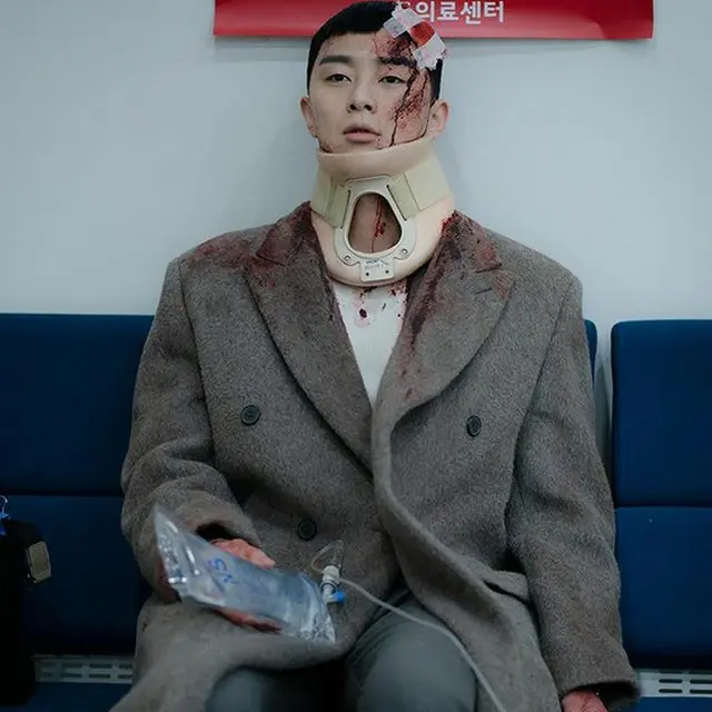 韓国俳優パク・ソジュンが、1週間前に放送が終了したドラマ「梨泰院クラス」のビハインド写真を使ったユーモアたっぷりのあいさつをして話題になっている。（画像提供:OSEN）