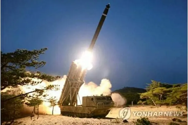 北朝鮮が30日に公開した飛翔体発射の写真（労働新聞）＝（聯合ニュース）≪転載・転用禁止≫