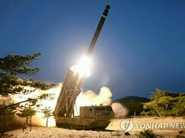 北朝鮮が30日に公開した飛翔体発射の写真（労働新聞）＝（聯合ニュース）≪転載・転用禁止≫