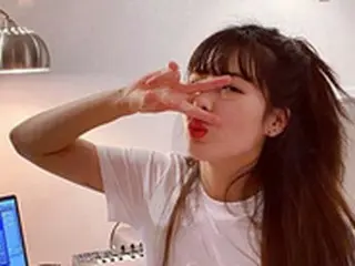 DAWNが惚れこんだ魅力、ヒョナの”セクシーキュート”なブイサインが話題