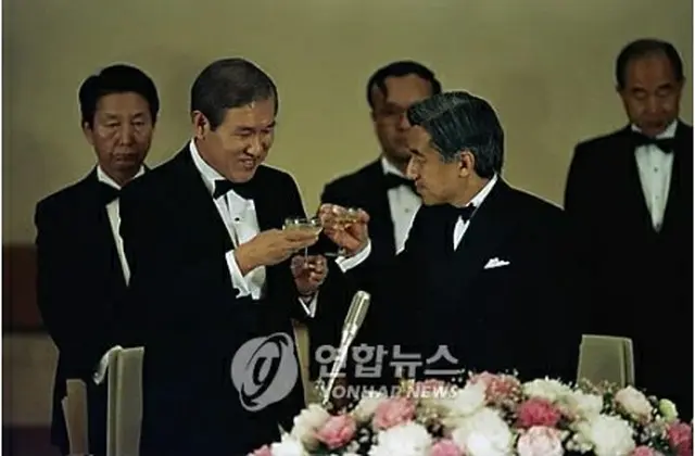 ９０年５月に訪日した盧泰愚大統領（左から２人目）と乾杯する明仁天皇（現上皇、資料写真）＝（聯合ニュース）≪転載・転用禁止≫