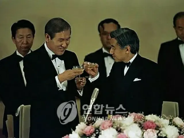 ９０年５月に訪日した盧泰愚大統領（左から２人目）と乾杯する明仁天皇（現上皇、資料写真）＝（聯合ニュース）≪転載・転用禁止≫
