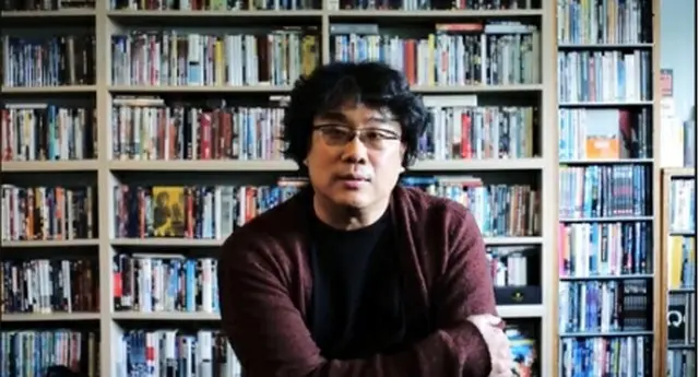 新型コロナウイルスを克服するための応援リレーに参加したポン・ジュノ監督（映画製作会社代表のフェイスブックより）＝（聯合ニュース）