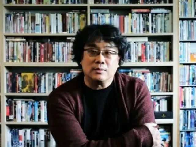 新型コロナウイルスを克服するための応援リレーに参加したポン・ジュノ監督（映画製作会社代表のフェイスブックより）＝（聯合ニュース）