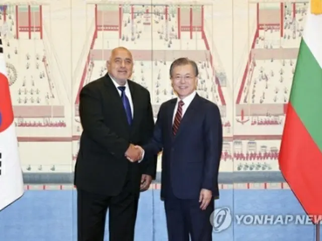 昨年９月に韓国を訪問したボリソフ首相（左）と文大統領（資料写真）＝（聯合ニュース）