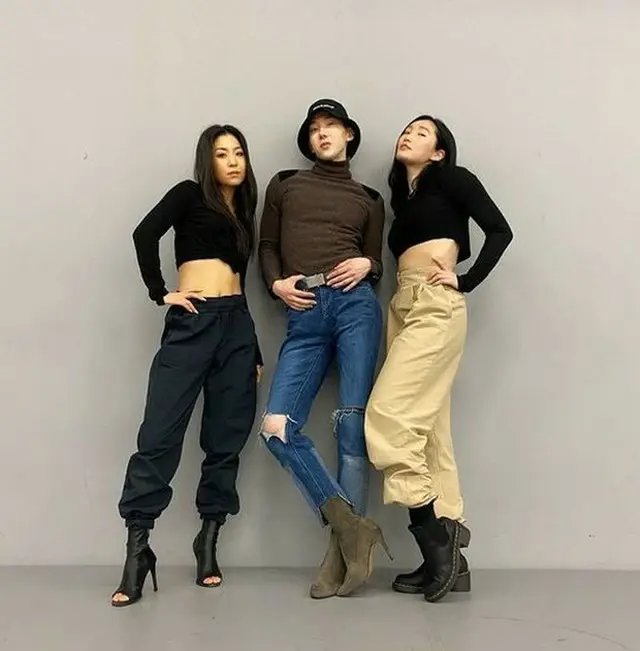 韓国ボーイズグループ「2AM」メンバーのチョ・グォンが、ダンサーたちと共に妖艶な魅力あふれる写真を公開して話題になっている。（画像提供:OSEN）
