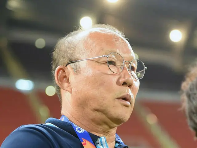 ベトナムメディアの強要…「パク・ハンソ監督、第2の故郷のため自ら賃金削減を」（提供:OSEN）