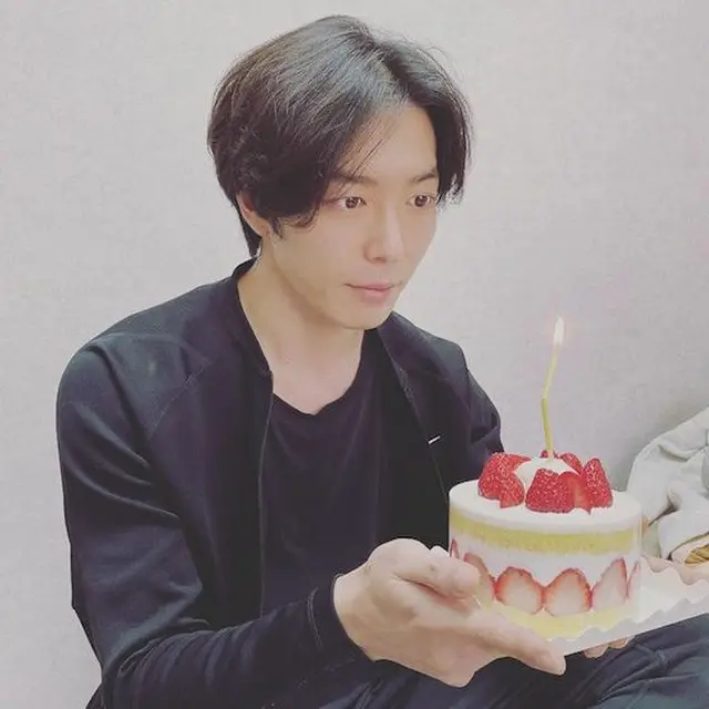 俳優キム・ジェウク、誕生日を迎えケーキ認証ショット...「皆さんの健康と安全を祈願」（提供:Osen）