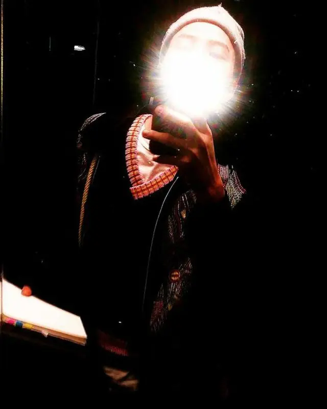 久しぶりに近況写真を公開したG-DRAGON。（提供:OSEN）