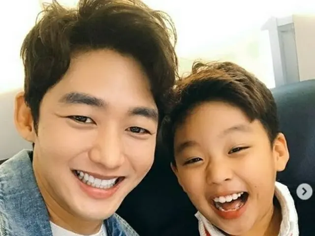 俳優イ・テソン、息子と兄弟のような2ショット「世界中のシングルファザーを応援します」（提供:news1）