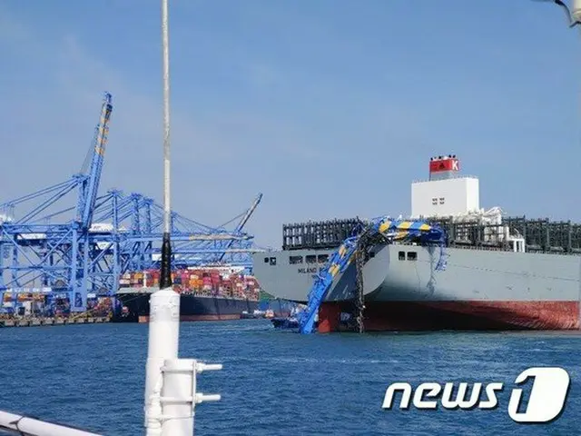 釜山新港に入港のコンテナ船、陸上クレーン5基に衝突し1人が負傷＝韓国（提供:news1）