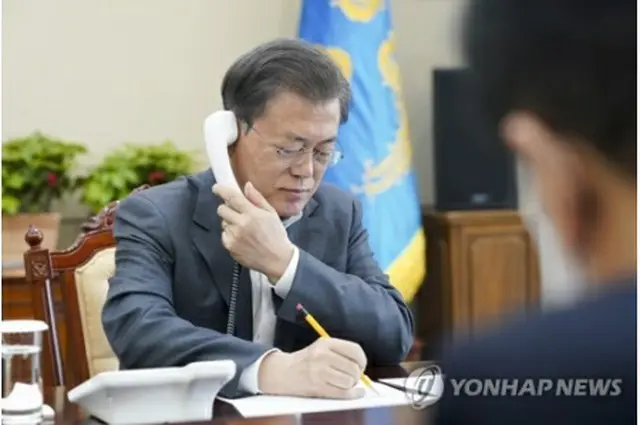 ＷＨＯのテドロス事務局長と電話会談する文大統領（青瓦台提供）＝６日、ソウル（聯合ニュース）≪転載・転用禁止≫