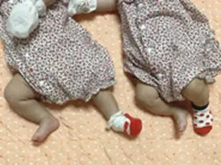 【トピック】チェ・ミンファン（FTISLAND）の妻ユルヒ、生後約2か月の双子の写真公開