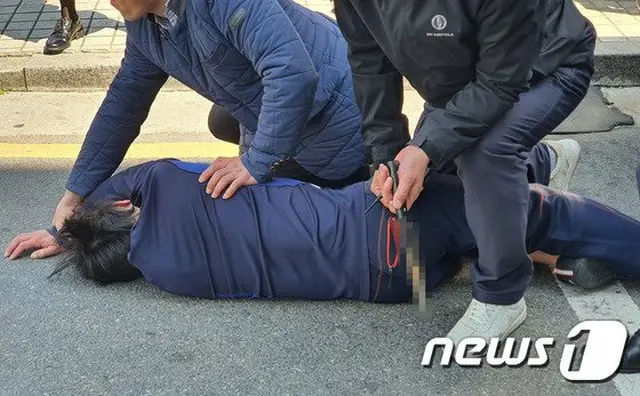 「未来統合党」呉候補の遊説に刃物男が乱入、現行犯逮捕＝韓国（画像:news1）