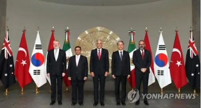 ２月に開催されたＭＩＫＴＡ次官級会議の出席者ら（在メキシコ韓国大使館提供）＝（聯合ニュース）≪転載・転用禁止≫