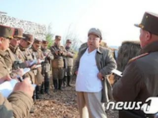 金正恩氏、迫撃砲兵区分隊の砲射撃訓練を現地指導