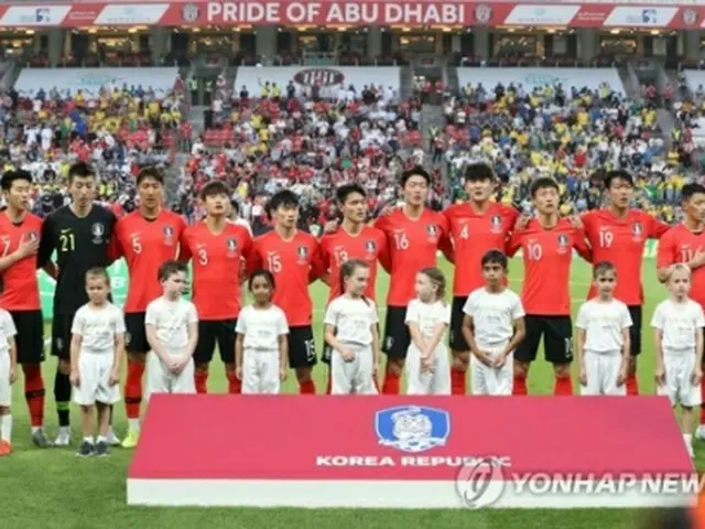 昨年１１月に開かれたブラジルとの国際親善試合で記念撮影を行う韓国代表（資料写真）＝（聯合ニュース）