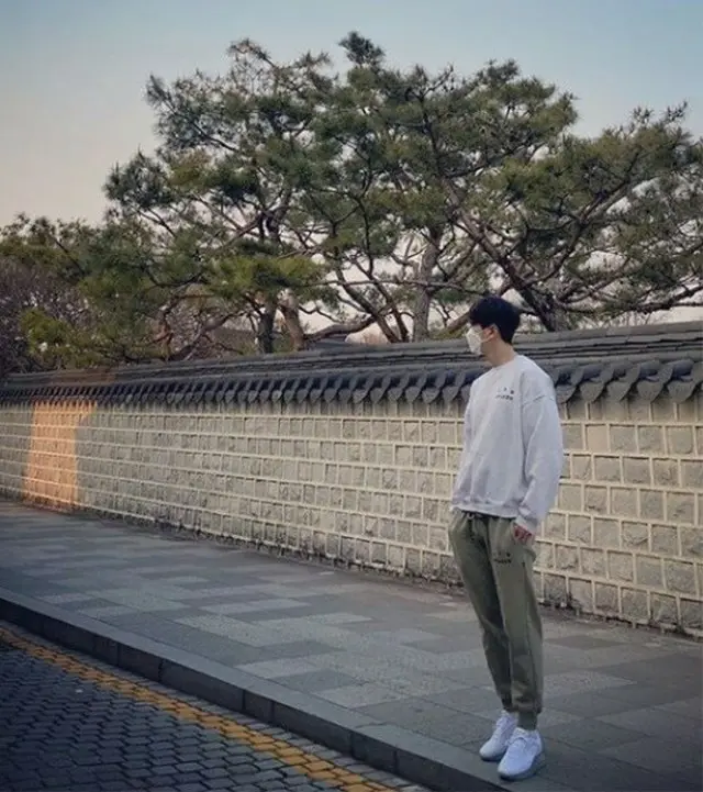 韓国俳優チュウォンが、長身スタイルでナチュラルな雰囲気を公開して話題になっている。（画像提供:OSEN）