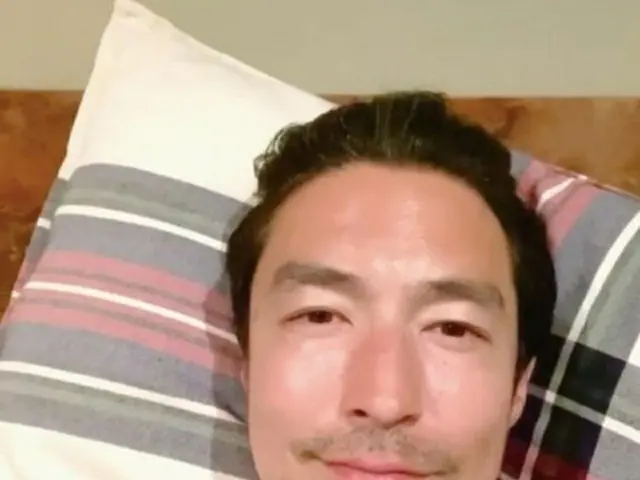 俳優ダニエル・ヘニー、自宅隔離中の近況 「愛犬とお昼寝」（画像:OSEN）