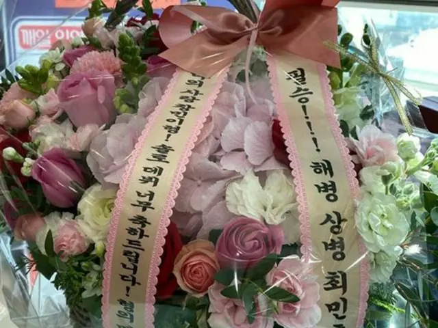 チャンミン（東方神起）、軍服務中「SHINee」のミンホからソロデビューを祝う花のプレゼント“真のブロマンス”（提供:OSEN）