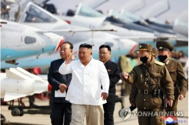 追撃襲撃機連隊を視察する金委員長（朝鮮中央通信のホームページより）＝（聯合ニュース）≪転載・転用禁止≫