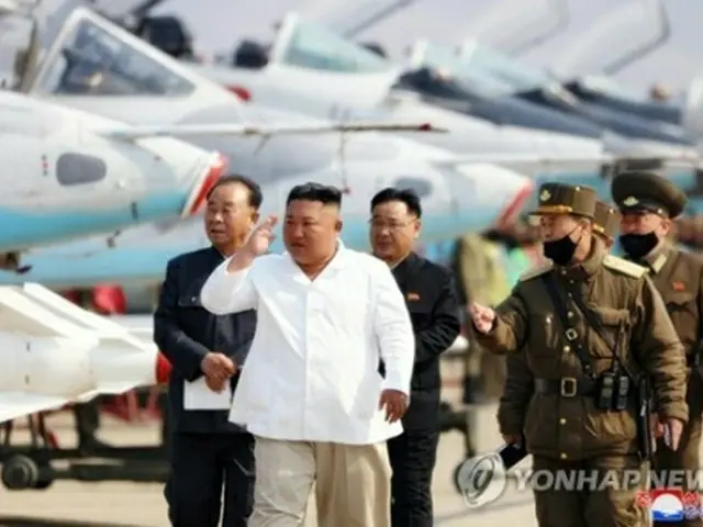 追撃襲撃機連隊を視察する金委員長（朝鮮中央通信のホームページより）＝（聯合ニュース）≪転載・転用禁止≫