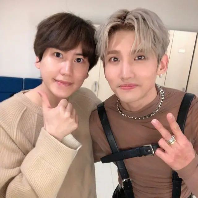 仲良くポーズをとる「SUPER JUNIOR」キュヒョンと「東方神起」チャンミン。（提供:OSEN）
