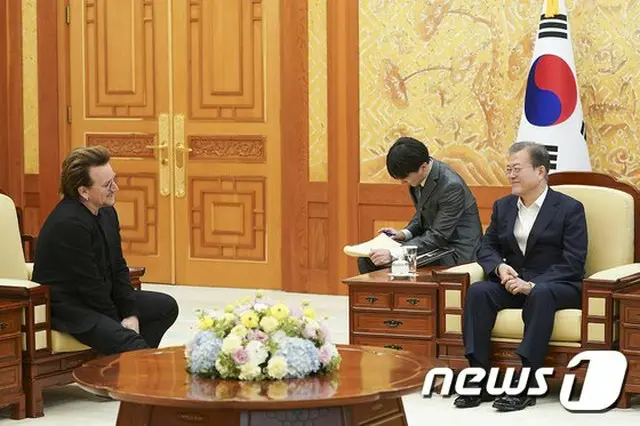 U2のボノ、文大統領に書簡で「診断キットの支援を要請」（提供:news1）
