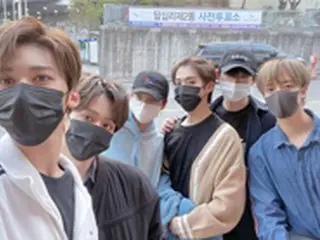「ONEUS」、マスク＆手袋着用で事前投票認証ショット…「一緒に投票」ファンに促す