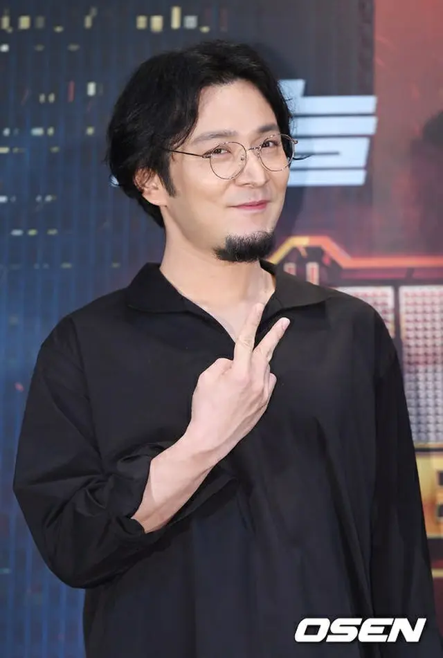 ラッパーVerbal Jintがテレグラム「n番部屋」の参加者であった20代の男性の自殺事件と関連して、「うれしい」と表現し話題の中心に立った。（提供:OSEN）