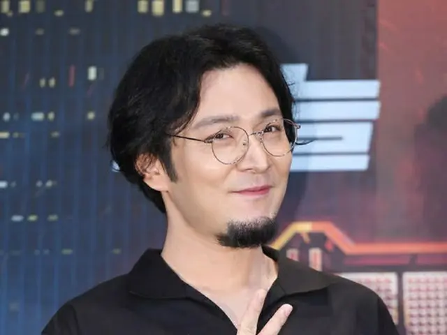 ラッパーVerbal Jintがテレグラム「n番部屋」の参加者であった20代の男性の自殺事件と関連して、「うれしい」と表現し話題の中心に立った。（提供:OSEN）