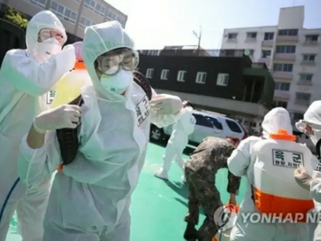 南東部・大邱の高校で防疫作業の準備をする陸軍の将兵ら=14日、大邱(聯合ニュース)