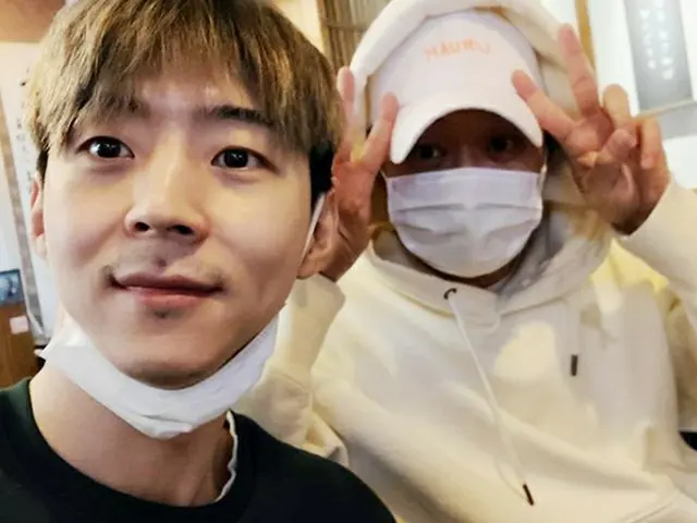 ユチョン（元JYJ）＆パク・ユファン兄弟、SNSから久しぶりに近況を報告…外出先からツーショット（提供:OSEN）