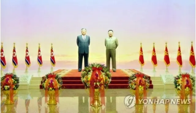 朝鮮労働党機関紙の労働新聞は１６日付１面で、太陽節に党幹部や高官が錦繍山太陽宮殿を参拝したと報じた。金日成主席と金正日総書記の銅像前中央に、「金正恩」と記された花がささげられている（同紙ホームページから）＝（聯合ニュース）≪転載・転用禁止≫