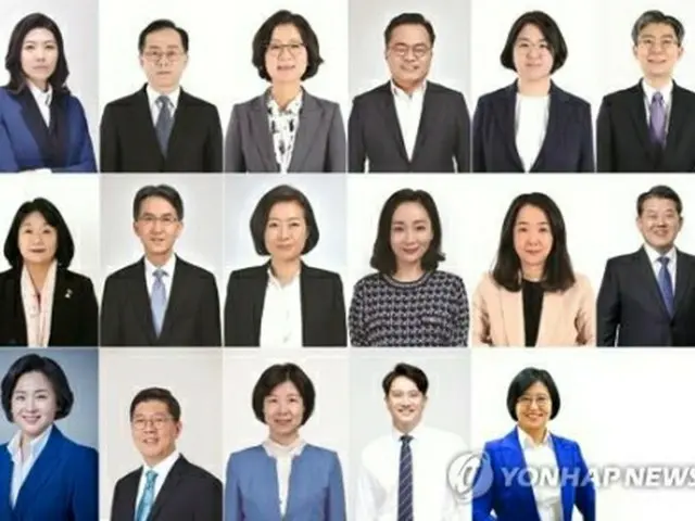 共に市民党の比例名簿1位から17位。2段目左端が尹美香氏＝16日、ソウル（聯合ニュース）