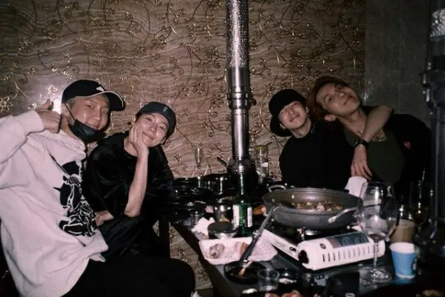 「WINNER」カン・スンユン、グループ完全体での食事会を公開（画像:OSEN）