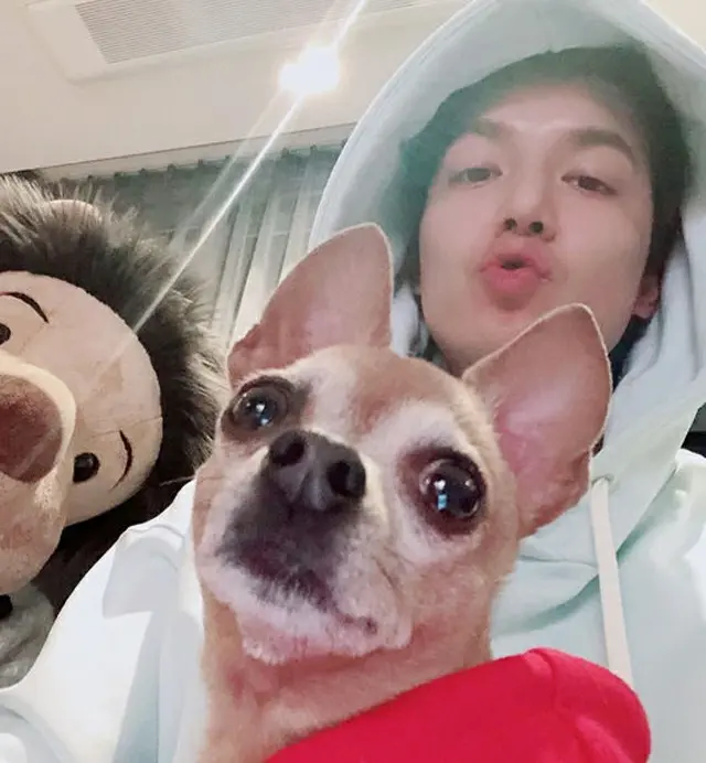 俳優イ・ミンホ、ドラマ「ザ・キング」の初回を前にインスタで愛犬チョコとPR「みんなリアタイしてね」（提供:OSEN）