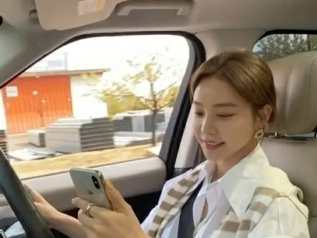 モデル・SNSスターのジ・ユンミが運転中に携帯電話を使用した映像を記録しネチズンらの指摘を受けた。（提供:news1）