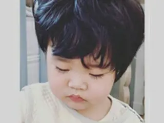 俳優ユ・ジテ＆キム・ヒョジン夫妻の次男、下向き写真も「すでに美男子」