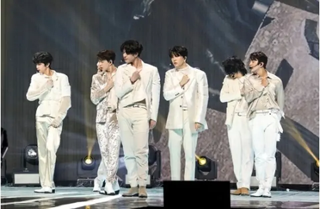 ショーケースで新曲を披露するGOT7。ショーケースの模様は動画配信サービス「Vライブ」で配信された（所属事務所提供）＝（聯合ニュース）≪転載・転用禁止≫