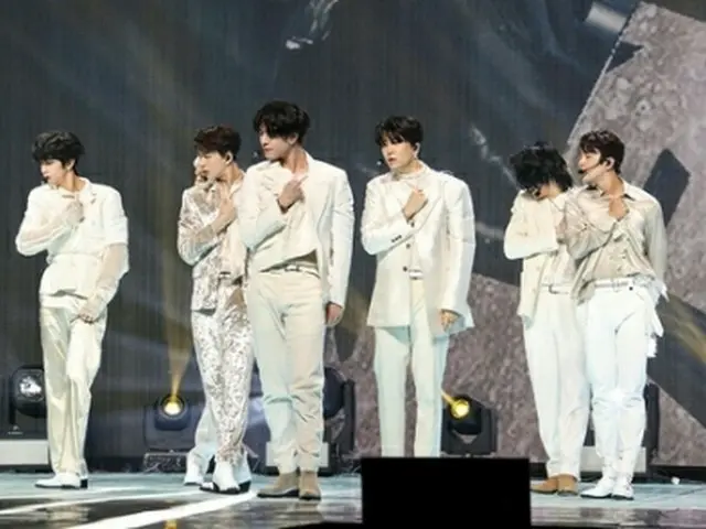 ショーケースで新曲を披露するGOT7。ショーケースの模様は動画配信サービス「Vライブ」で配信された（所属事務所提供）＝（聯合ニュース）≪転載・転用禁止≫