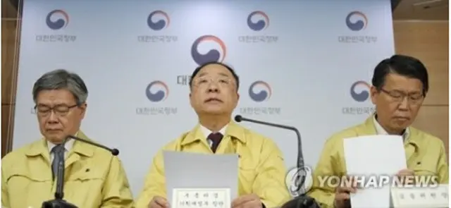 記者会見を行う洪副首相（中央）＝