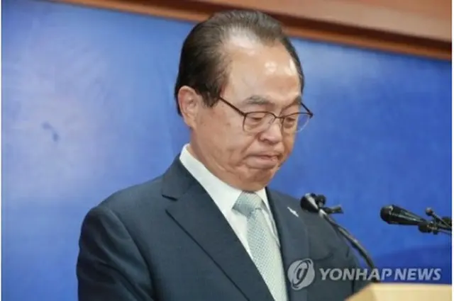 記者会見で辞意を表明した呉巨敦氏＝23日、釜山（聯合ニュース）