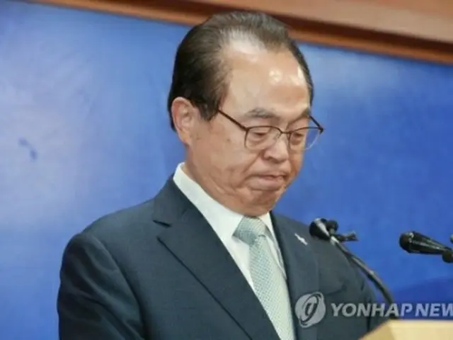 記者会見で辞意を表明した呉巨敦氏＝23日、釜山（聯合ニュース）