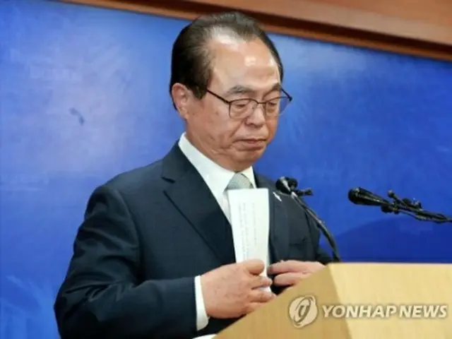 記者会見で辞意を表明した呉巨敦氏＝23日、釜山（聯合ニュース）