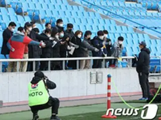 ”マスクで指示”無観客での練習試合終えたKリーグ監督ら 「試合できて幸せだった」