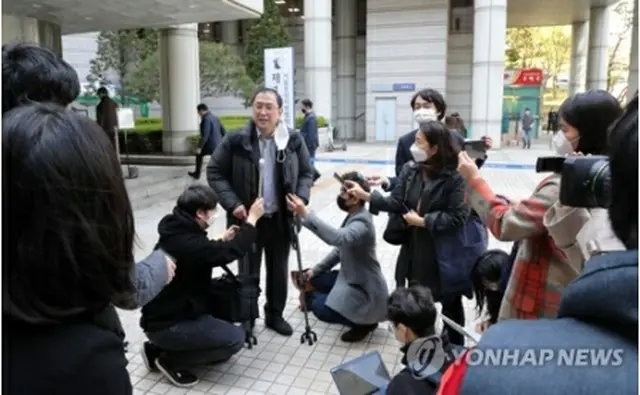 報道陣の質問に答える原告側代理人の金江苑弁護士＝２４日、ソウル（聯合ニュース）