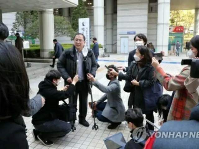 報道陣の質問に答える原告側代理人の金江苑弁護士＝２４日、ソウル（聯合ニュース）