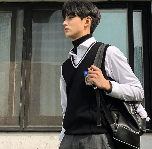 「PRODUCE X 101」出身キム・ミンギュ、少女マンガの王子様のような制服ビジュアルで魅了（提供:OSEN）
